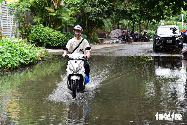 Flooding outside apartment building in Ho Chi Minh City’s Thao Dien persists for over a month- Ảnh 4. Flooding outside apartment building in Ho Chi Minh City’s Thao Dien persists for over a month- Ảnh 4.