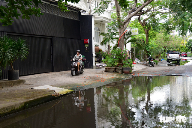 Flooding outside apartment building in Ho Chi Minh City’s Thao Dien persists for over a month- Ảnh 5. Flooding outside apartment building in Ho Chi Minh City’s Thao Dien persists for over a month- Ảnh 5.