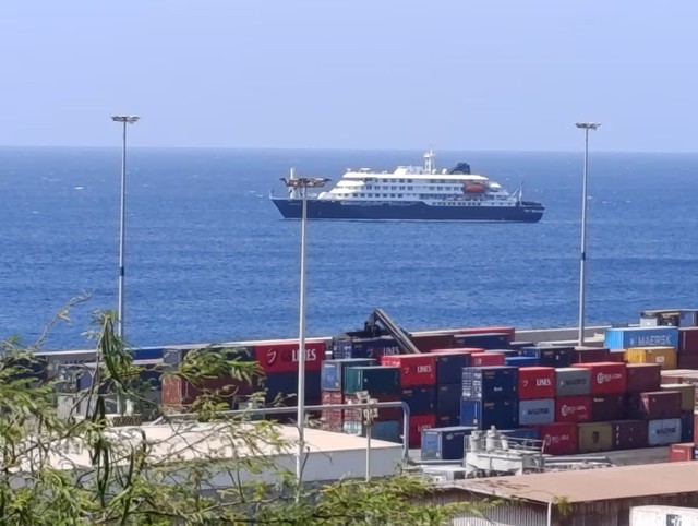 Spain confirms it will receive hantavirus-hit cruise ship in Canary Islands - Ảnh 1.