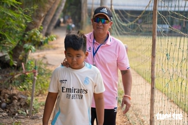 Blind coach leads unlikely youth football team in Vietnam’s border region - Ảnh 3.
