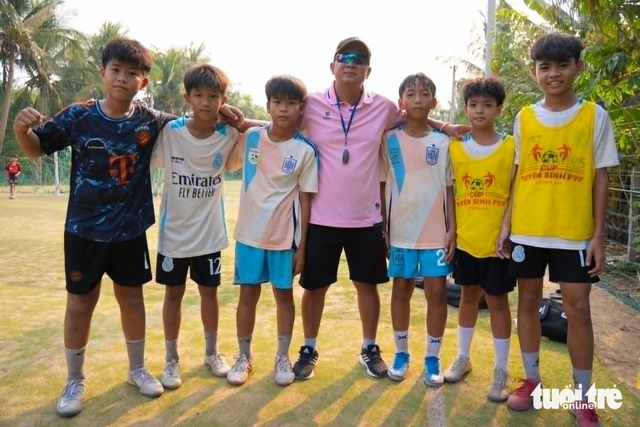 Blind coach leads unlikely youth football team in Vietnam’s border region - Ảnh 6.