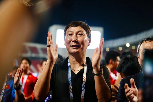 Vietnam PM commends Korean football coach, assistants - Ảnh 1.