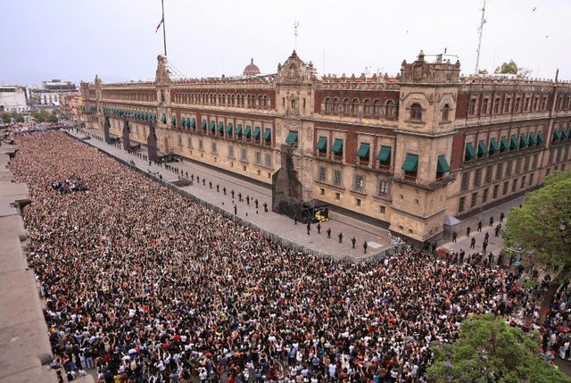 K-pop stars BTS draw 50,000-strong crowd in Mexico- Ảnh 1.