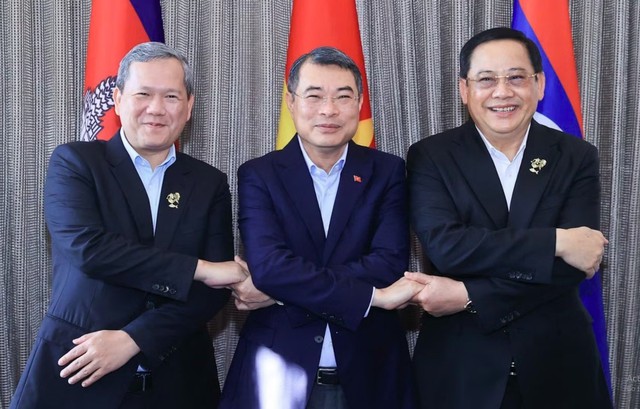 Vietnam, Laos, Cambodia PMs hold working breakfast at ASEAN summit - Ảnh 2.
