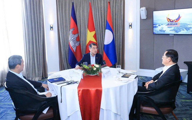 Vietnam, Laos, Cambodia PMs hold working breakfast at ASEAN summit - Ảnh 1.