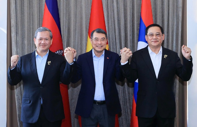 Vietnam, Laos, Cambodia PMs hold working breakfast at ASEAN summit - Ảnh 3.