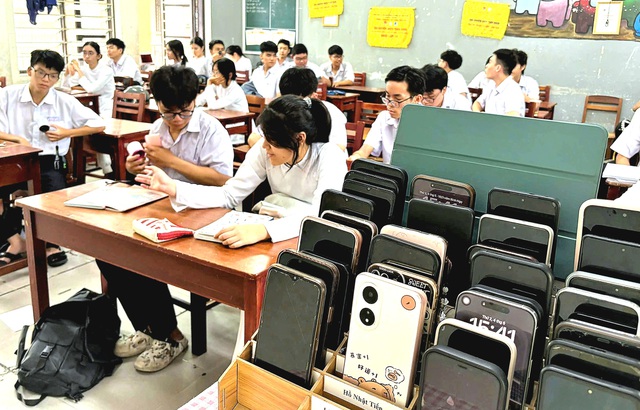Da Nang schools battle social media addiction among students  - Ảnh 1.