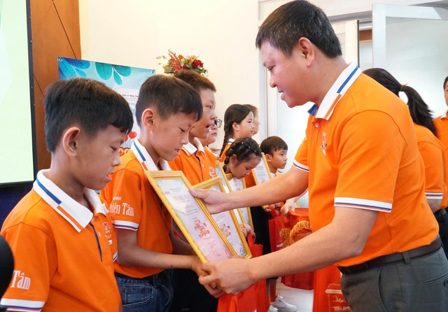 Vinh danh 100 bông hoa tiêu biểu tại chương trình "Con ngoan trò giỏi" - Ảnh 7.