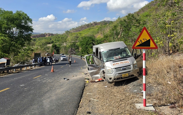 3 dead, 3 injured after passenger van overturns in Vietnam’s Gia Lai - Ảnh 1. 3 dead, 3 injured after passenger van overturns in Vietnam’s Gia Lai - Ảnh 1.