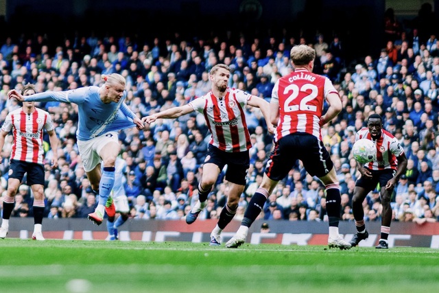 Thắng Brentford, Man City chỉ còn kém đầu bảng 2 điểm- Ảnh 1.