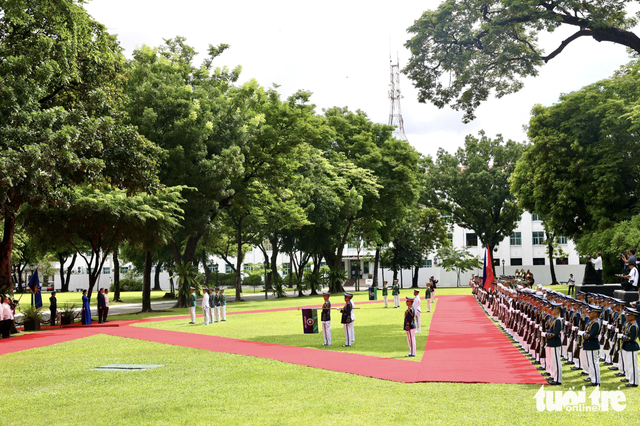 Philippines welcomes Vietnam’s top leader To Lam with 21-gun salute - Ảnh 1.