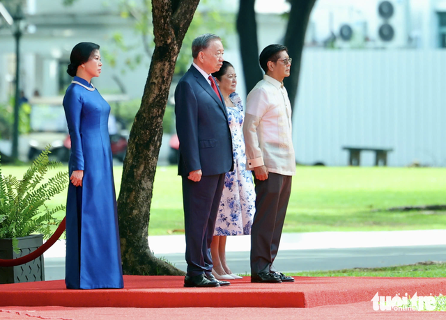 Philippines welcomes Vietnam’s top leader To Lam with 21-gun salute - Ảnh 2.