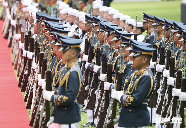 Philippines welcomes Vietnam’s top leader To Lam with 21-gun salute - Ảnh 3.