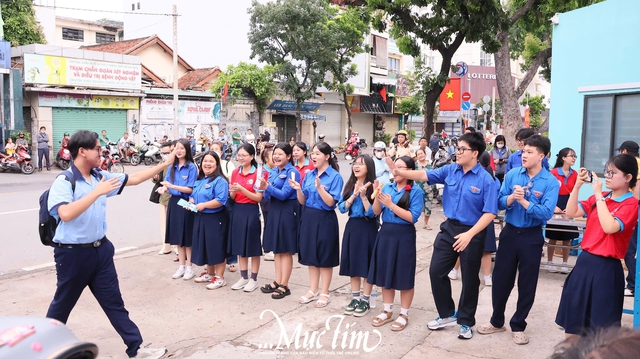 Sáng nay, hơn 151.000 thí sinh thi vào lớp 10 tại TP.HCM - Ảnh 7.