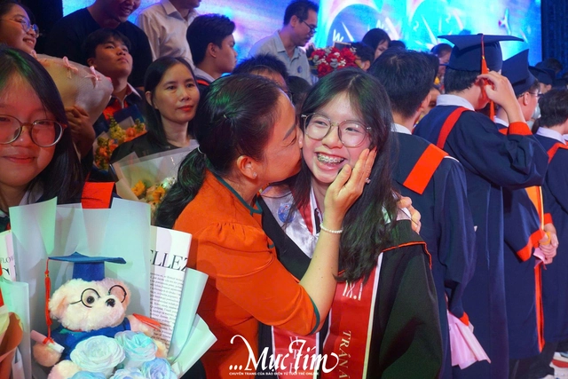 Những khung hình ấm áp ngày ra trường của teen 'nhà J' - Ảnh 10.