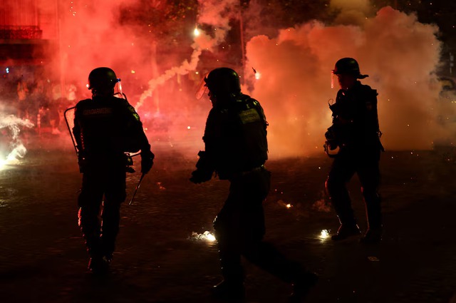 200 hurt in post-game violence as Paris hails 2nd Champions League triumph - Ảnh 1. 200 hurt in post-game violence as Paris hails 2nd Champions League triumph - Ảnh 1.
