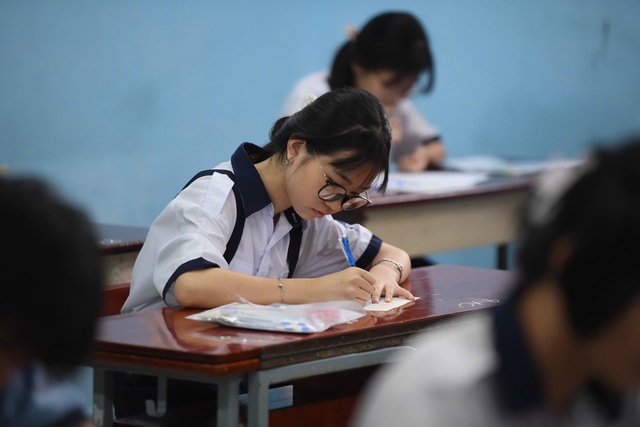 Sáng nay, hơn 151.000 thí sinh thi vào lớp 10 tại TP.HCM - Ảnh 9.