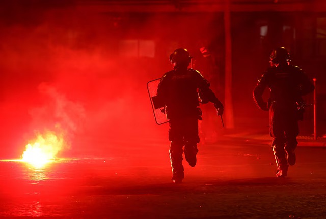 200 hurt in post-game violence as Paris hails 2nd Champions League triumph - Ảnh 3. 200 hurt in post-game violence as Paris hails 2nd Champions League triumph - Ảnh 3.