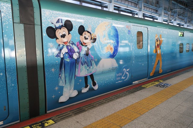 JR East starts running Tokyo Disneysea-themed Shinkansen train- Ảnh 1.