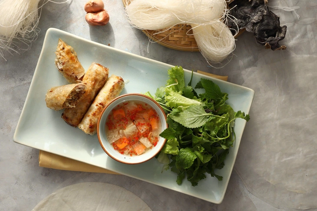 Timor-Leste PM makes Vietnamese food, Thai guests impressed by 'banh xeo' in Hanoi - Ảnh 10.