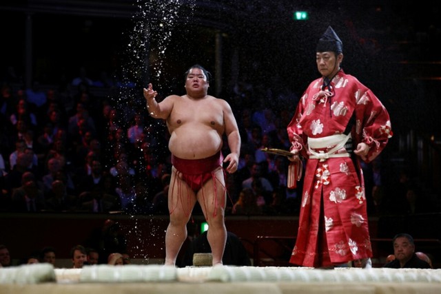 Salt: integral ingredient of sumo stars' art - Ảnh 4.