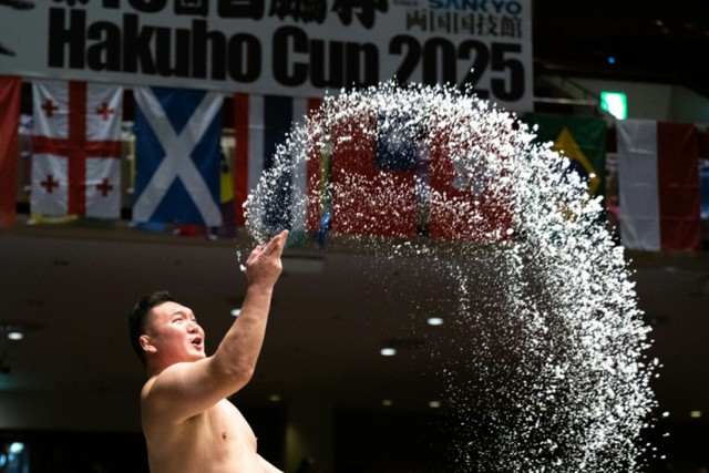 Salt: integral ingredient of sumo stars' art - Ảnh 1.