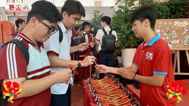 Những món quà tiếp sức thí sinh trong kỳ thi tốt nghiệp THPT từ chiến sĩ Hoa phượng đỏ- Ảnh 7.