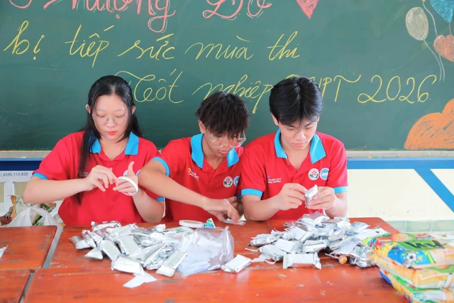 Những món quà tiếp sức thí sinh trong kỳ thi tốt nghiệp THPT từ chiến sĩ Hoa phượng đỏ- Ảnh 2.