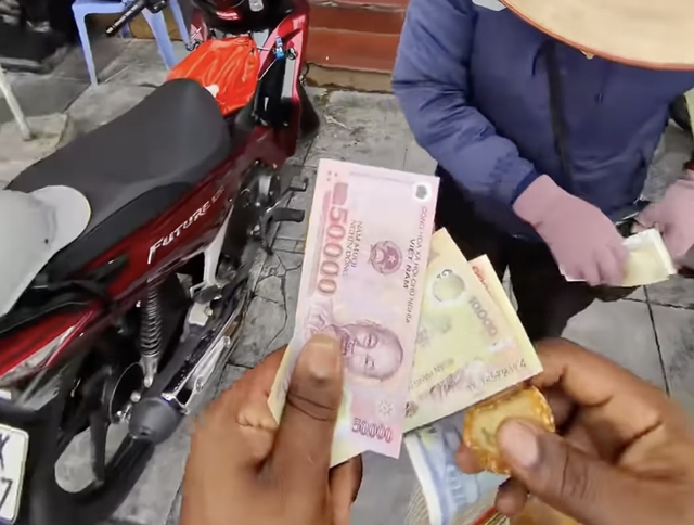 Hanoi police investigate viral video of street vendor allegedly fleecing foreign tourist - Ảnh 1.
