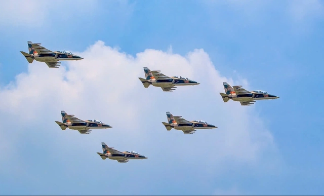 Unsung aircraft technicians behind every Yak-130 flight in Vietnam- Ảnh 1.
