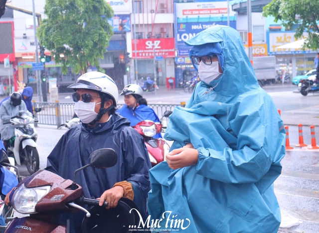 Thí sinh đội mưa đi làm thủ tục thi tốt nghiệp THPT 2025 - Ảnh 6.