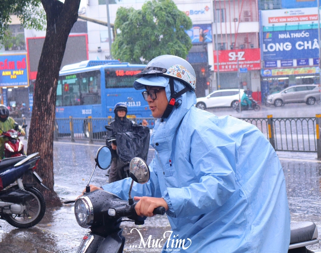 Thí sinh đội mưa đi làm thủ tục thi tốt nghiệp THPT 2025 - Ảnh 7.