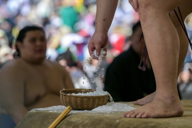 Salt: integral ingredient of sumo stars' art - Ảnh 3.