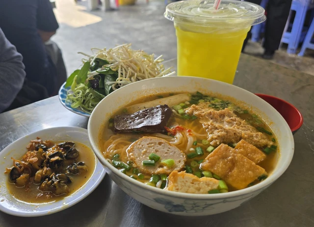 What’s inside Michelin Guide’s only Bib Gourmand ‘bun rieu’ in Ho Chi Minh City? - Ảnh 2.