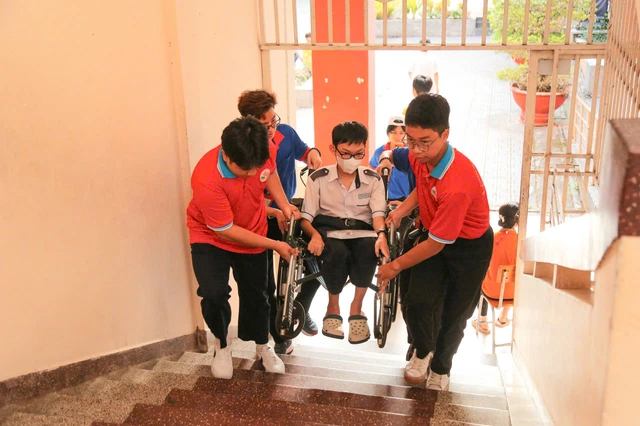 Gặp khó khăn khi đi lại, một sĩ tử được các tình nguyện viên nâng xe lăn lên cầu thang- Ảnh 3. Gặp khó khăn khi đi lại, một sĩ tử được các tình nguyện viên nâng xe lăn lên cầu thang- Ảnh 3.