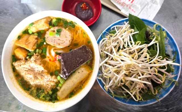 What’s inside Michelin Guide’s only Bib Gourmand ‘bun rieu’ in Ho Chi Minh City? - Ảnh 1.