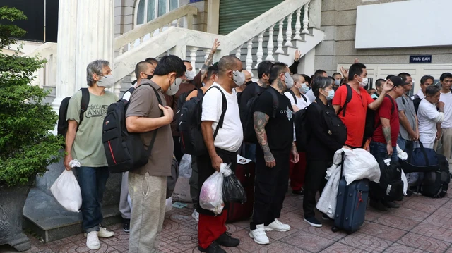 Ho Chi Minh City receives 33 Vietnamese citizens deported from US - Ảnh 1. Ho Chi Minh City receives 33 Vietnamese citizens deported from US - Ảnh 1.