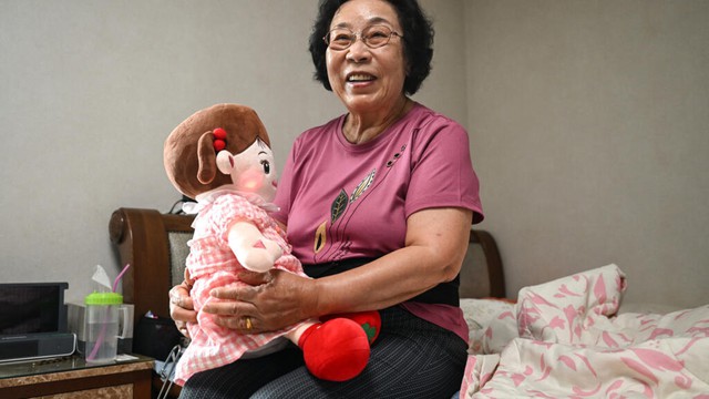 In ageing South Korea, AI dolls care for the elderly - Ảnh 1. In ageing South Korea, AI dolls care for the elderly - Ảnh 1.