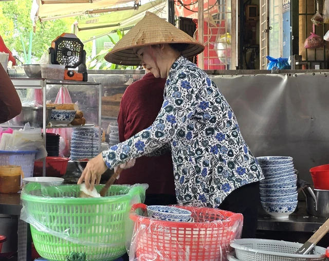What’s inside Michelin Guide’s only Bib Gourmand ‘bun rieu’ in Ho Chi Minh City? - Ảnh 4.