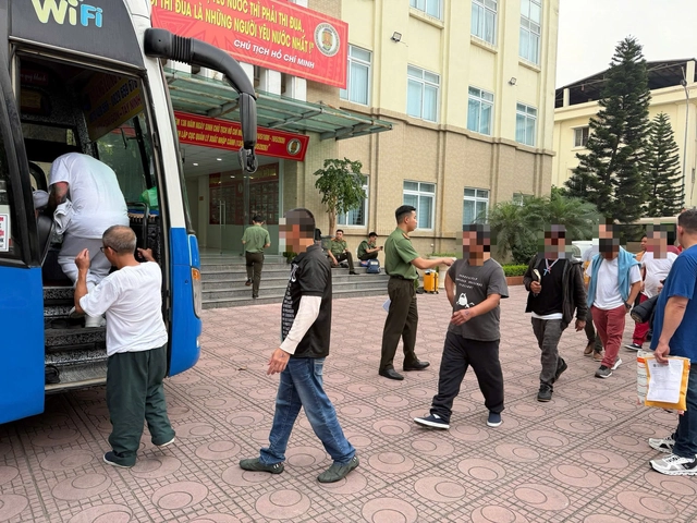 Ho Chi Minh City receives 33 Vietnamese citizens deported from US - Ảnh 2. Ho Chi Minh City receives 33 Vietnamese citizens deported from US - Ảnh 2.