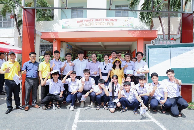 Thầy cô đội nắng túc trực ở điểm thi, tiếp sức tinh thần cho học sinh - Ảnh 5.