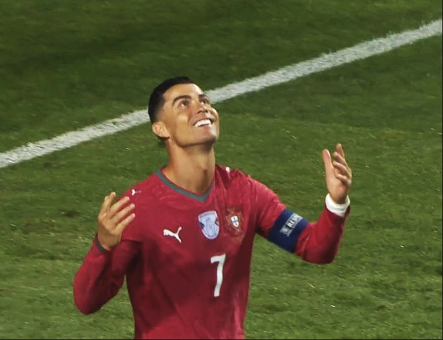 Bị chỉ trích chỉ vì là Ronaldo.... - Ảnh 2.