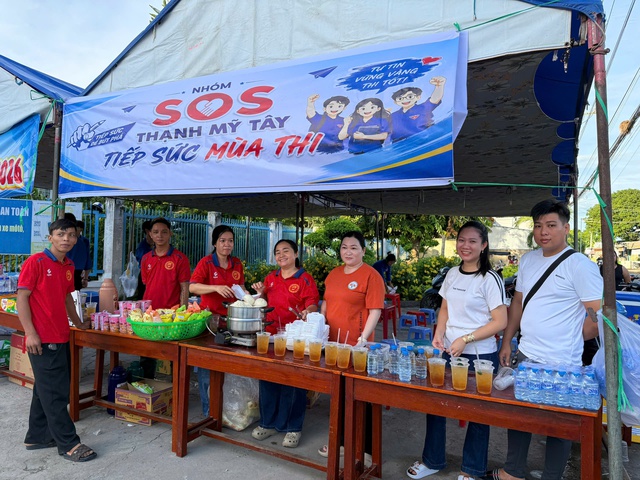 Gian hàng 0 đồng tiếp sức sĩ tử tại Trường THPT Thạnh Mỹ Tây, An Giang- Ảnh 1.