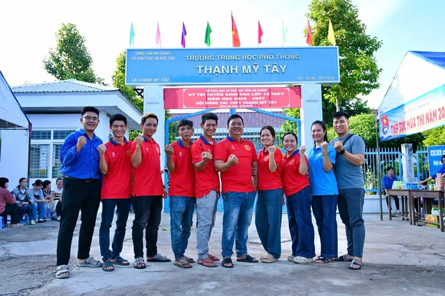 Gian hàng 0 đồng tiếp sức sĩ tử tại Trường THPT Thạnh Mỹ Tây, An Giang- Ảnh 2.