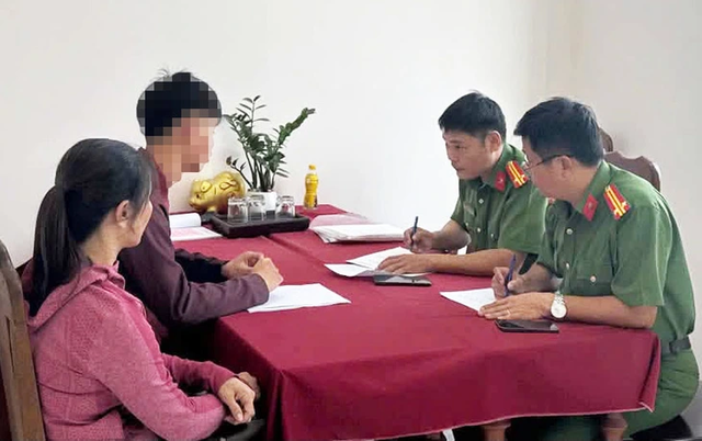 Da Nang teenager summoned for riding motorcycle hands-free while lying on seat- Ảnh 1.