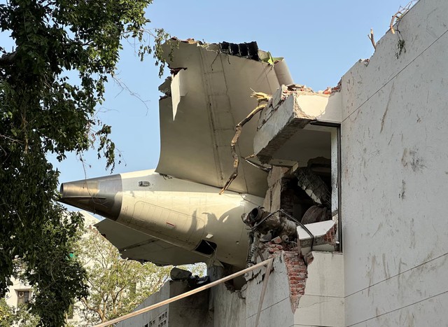 Air India crash final report delay expected due to unfinished engine analysis, source says- Ảnh 1.
