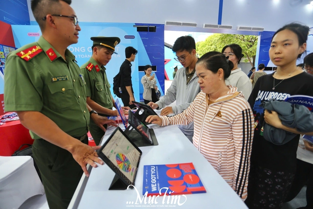 Bạn trẻ theo dấu những câu chuyện lịch sử tại triển lãm '80 năm An ninh nhân dân - Lá chắn thầm lặng'- Ảnh 10. Bạn trẻ theo dấu những câu chuyện lịch sử tại triển lãm '80 năm An ninh nhân dân - Lá chắn thầm lặng'- Ảnh 10.