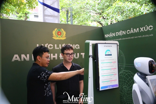 Bạn trẻ theo dấu những câu chuyện lịch sử tại triển lãm '80 năm An ninh nhân dân - Lá chắn thầm lặng'- Ảnh 13. Bạn trẻ theo dấu những câu chuyện lịch sử tại triển lãm '80 năm An ninh nhân dân - Lá chắn thầm lặng'- Ảnh 13.