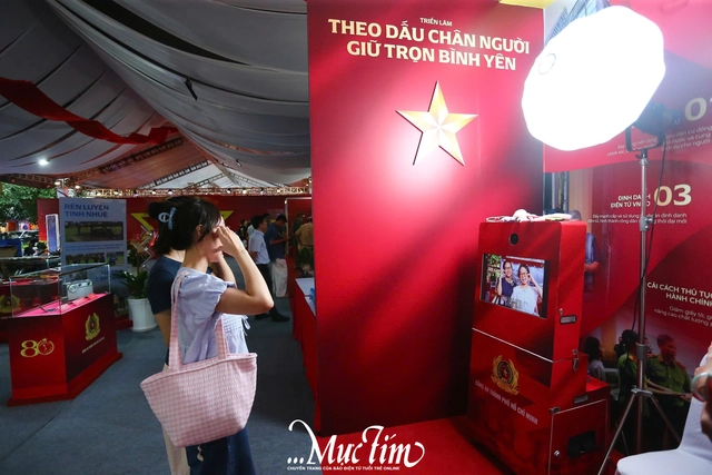 Bạn trẻ theo dấu những câu chuyện lịch sử tại triển lãm '80 năm An ninh nhân dân - Lá chắn thầm lặng'- Ảnh 17. Bạn trẻ theo dấu những câu chuyện lịch sử tại triển lãm '80 năm An ninh nhân dân - Lá chắn thầm lặng'- Ảnh 17.