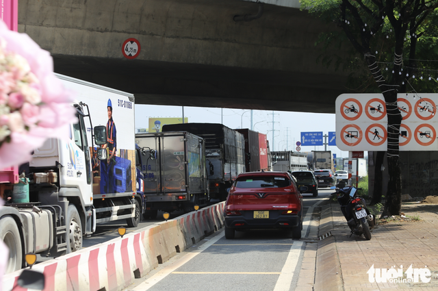 10km gridlock hits southern Vietnamese expressway amid weekend travel rush- Ảnh 4. 10km gridlock hits southern Vietnamese expressway amid weekend travel rush- Ảnh 4.